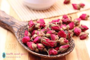 Getrocknete Bio-Rosenknospen für ayurvedische Rosen-Limonade