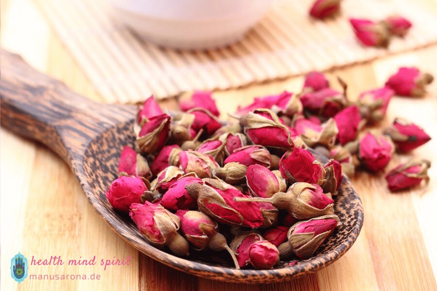 Getrocknete Bio-Rosenknospen für ayurvedische Rosen-Limonade