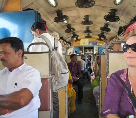 Indien Zugreisen: alles Wissenswerte von der Buchung über Zugklassen bis zur Reise MANU SARONA • health mind spirit • Dein Blog für ganzheitliches Wohlbefinden Einblick in die General Class, Blick in den Gang mit einigen Menschen.