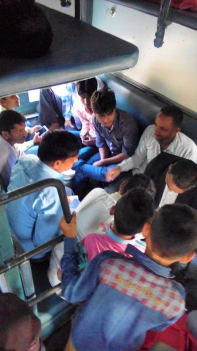 Indische Züge überfüllte Sleeper Class