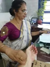 Qualitätsmerkmal einer guten Panchakarma Kur in Indien | Erfahrungsbericht mit diversen Tipps MANU SARONA • health mind spirit • Dein Blog für ganzheitliches Wohlbefinden Ayurveda Ärztin Shobha nimmt meinen Puls