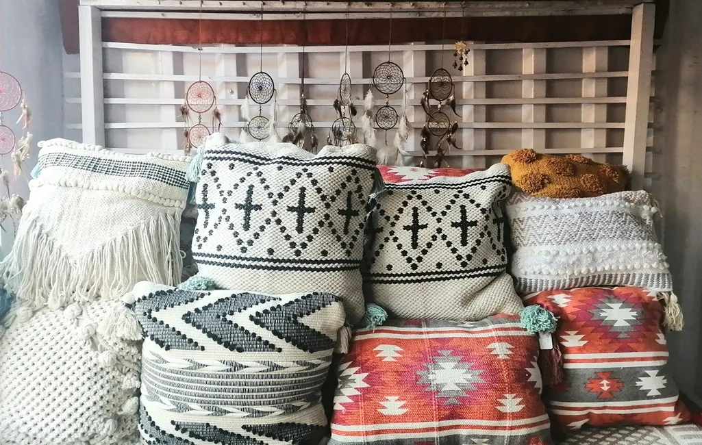 Bett Boho mit Kissen