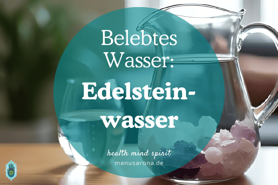 Edelsteinwasser selber machen Glaskaraffe mit Amethyst, Bergkristall und Rosenquarz im Wasser