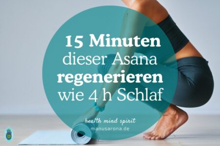 Frau mit Yogamatte, die Asana üben will die Schlafmangel regeneriert