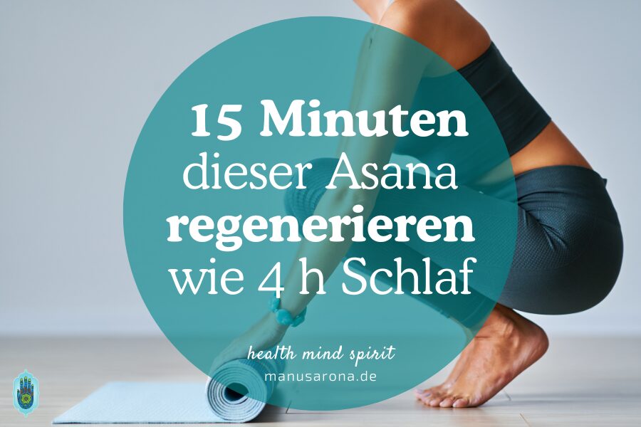 Schlafmangel? 15 Minuten dieser Yoga Asana regenerieren wie 4 Stunden Schlaf! MANU SARONA • health mind spirit • Dein Blog für ganzheitliches Wohlbefinden Frau mit Yogamatte, die Asana üben will die Schlafmangel regeneriert