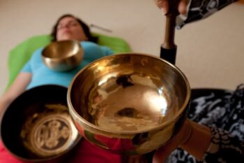 Manu Sarona: Qualifikationen & Ausbildungen – Yoga, Meditation & Energiearbeit MANU SARONA • health mind spirit • Dein Blog für ganzheitliches Wohlbefinden Klangschalenmassage by Manu Sarona
