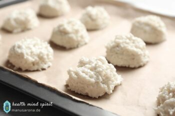 Vegane Kokosmakronen ohne Ei: Einfaches Rezept mit Aquafaba – dem perfekten Ei-Ersatz MANU SARONA • health mind spirit • Dein Blog für ganzheitliches Wohlbefinden Kokosmakronen vegan Rezept auf Backblech mit Aquafaba