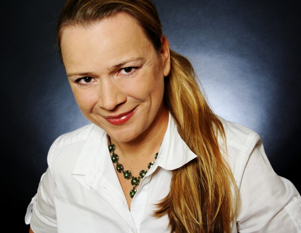 Manu Sarona: Qualifikationen & Ausbildungen – Yoga, Meditation & Energiearbeit MANU SARONA • health mind spirit • Dein Blog für ganzheitliches Wohlbefinden Manu Sarona Profil
